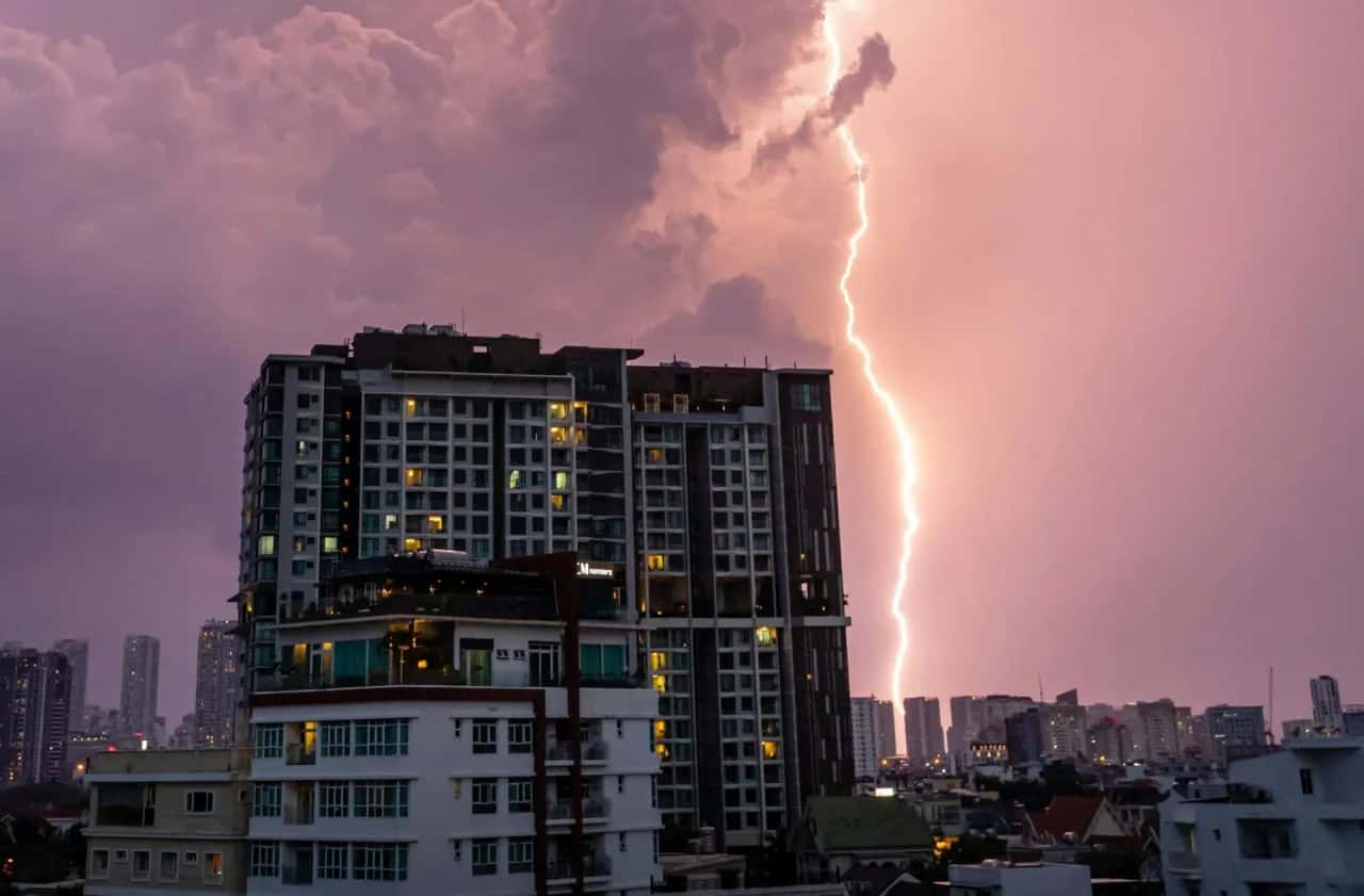 Czy burza w bloku jest groźna? Piorunochrony i ochrona sprzętu