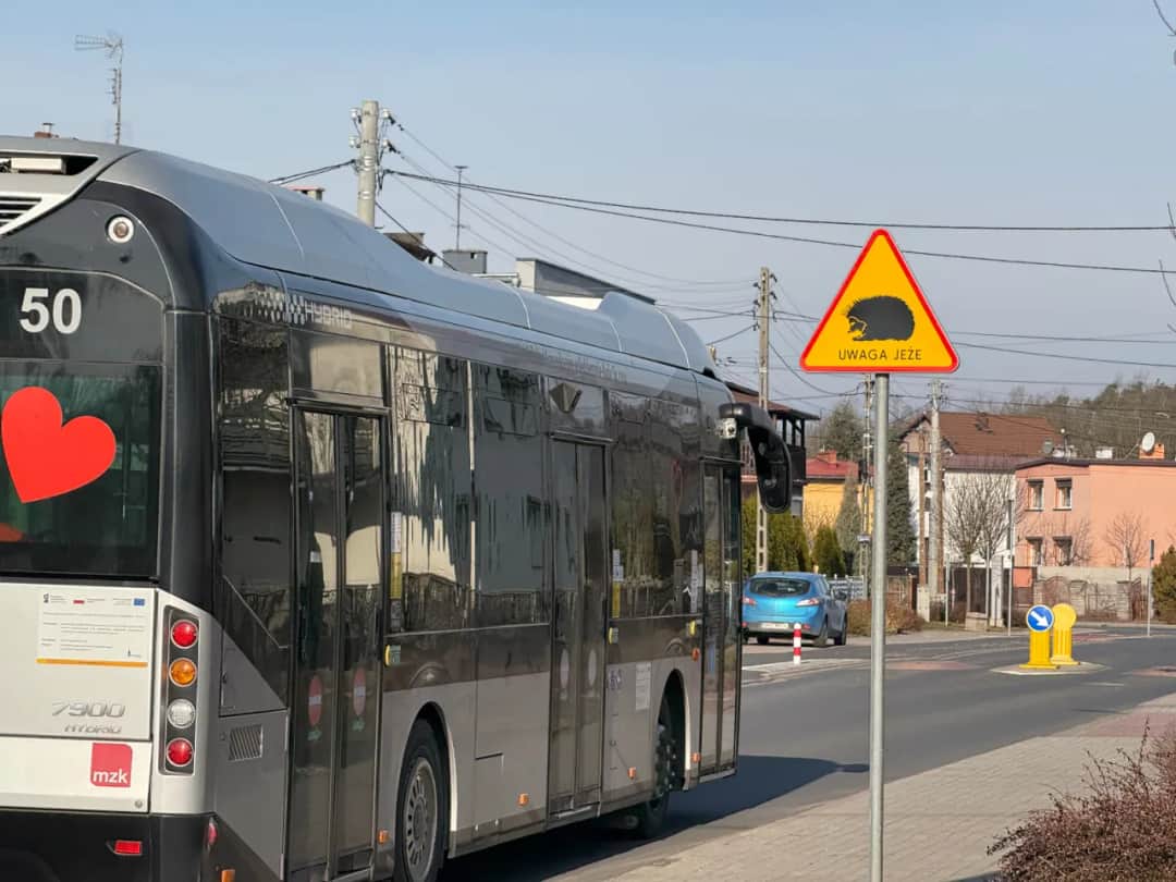 Znaki drogowe na osiedlu: Uniknij kary, postaw je legalnie!
