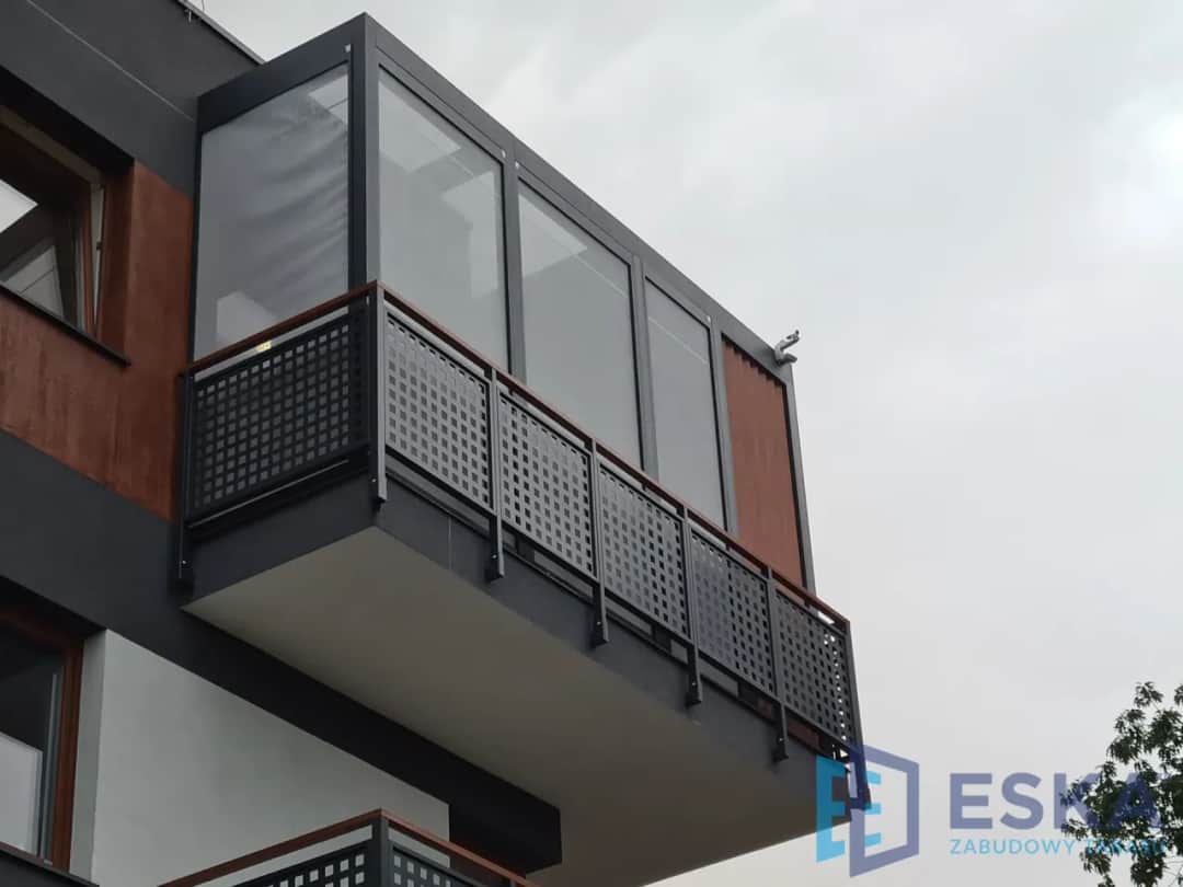Jak zabudować barierki na balkonie w bloku? Przepisy, materiały, DIY