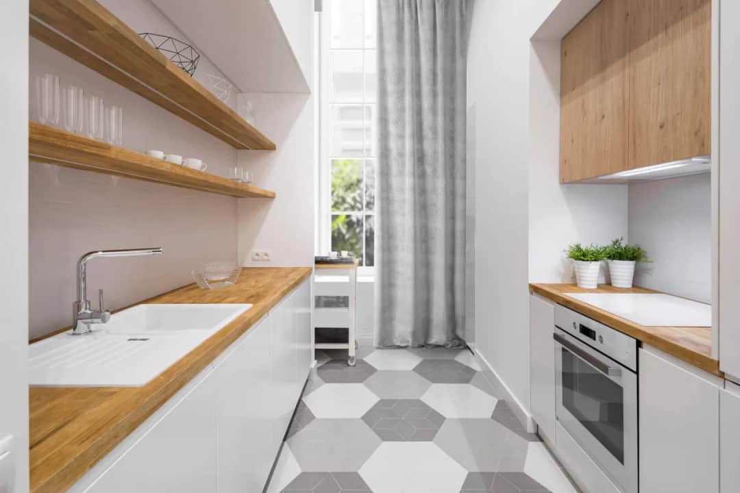 Wąska kuchnia w bloku: Jak optycznie powiększyć i funkcjonalnie urządzić?